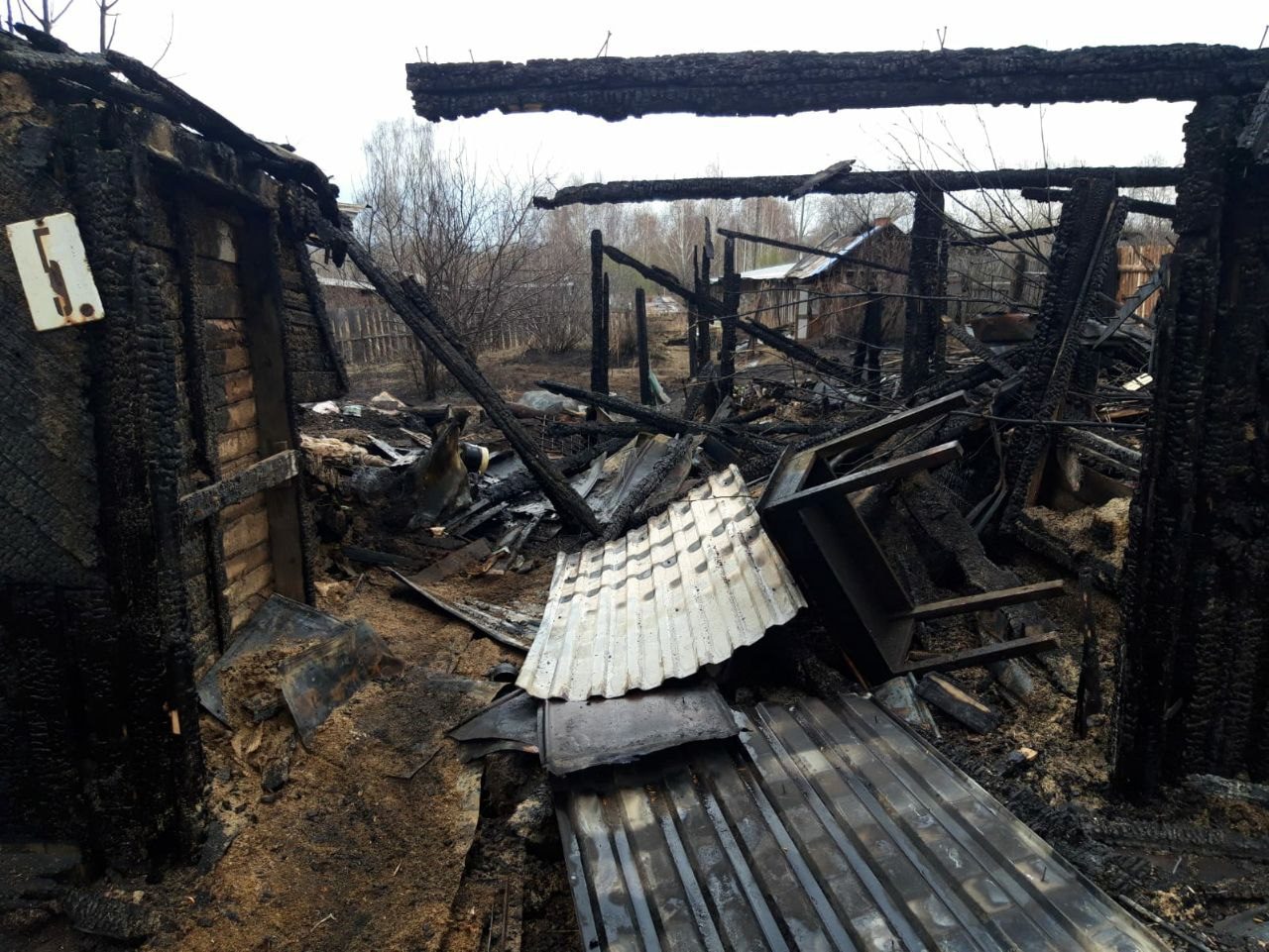 При пожаре дома в поселке ЖБИ погиб 64-летний хозяин | 05.05.2022 | Ревда -  БезФормата