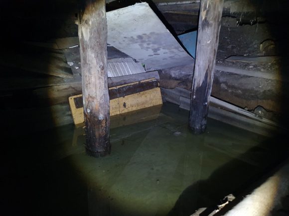 На Достоевского срезали наледь на месте протечки. Но вода так и бежит ...