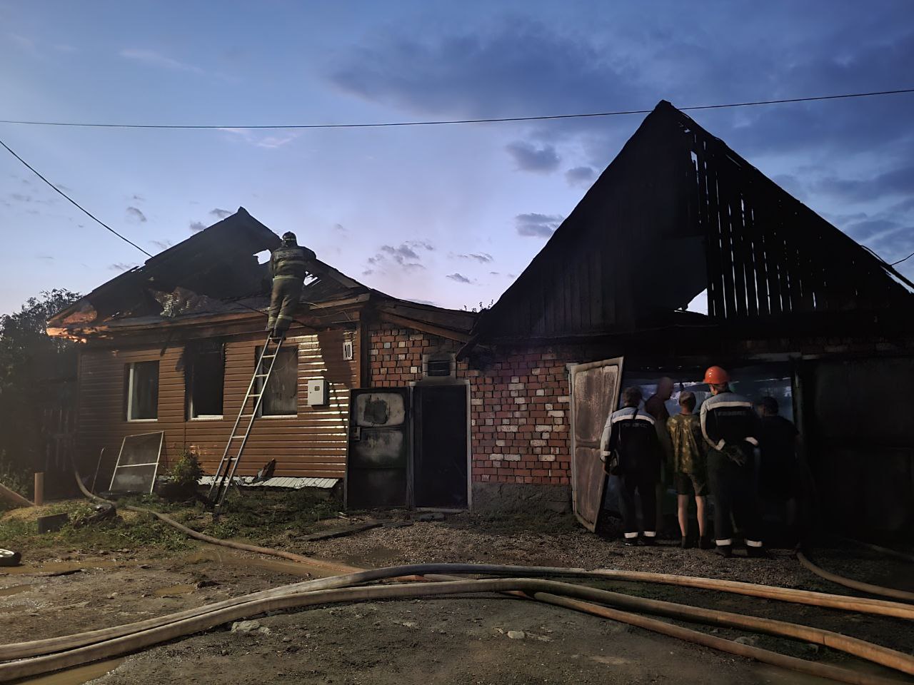 В Ревде сгорел дом. Пятый за две недели | 25.08.2022 | Ревда - БезФормата