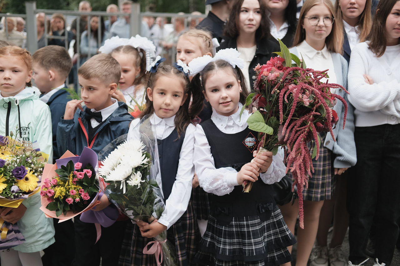 Привет, школа! Как ученики Еврогимназии и второй школы Ревды встретили 1  сентября | 01.09.2022 | Ревда - БезФормата