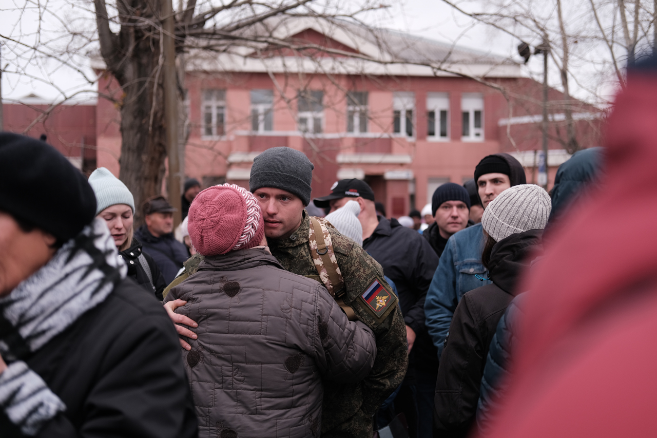 Больше двадцати мобилизованных мужчин уехали из Ревды в пятый день отправок  — Ревда-инфо.ру