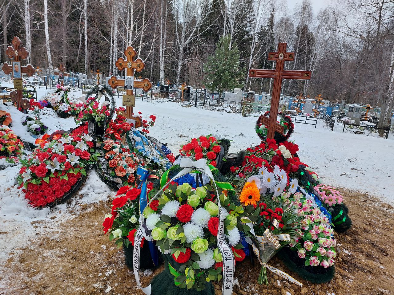 Похоронен в украине. Ревда кладбище. Могилы погибших на Украине. Похороны в Ревде погибших.
