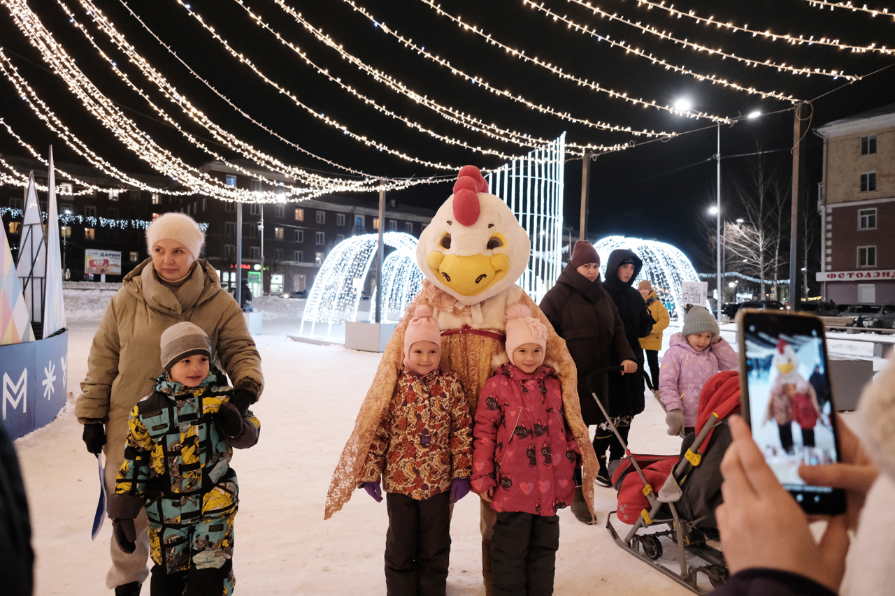 Новогодний городок на площади Победы в Ревде открыли со второго раза |  27.12.2022 | Ревда - БезФормата