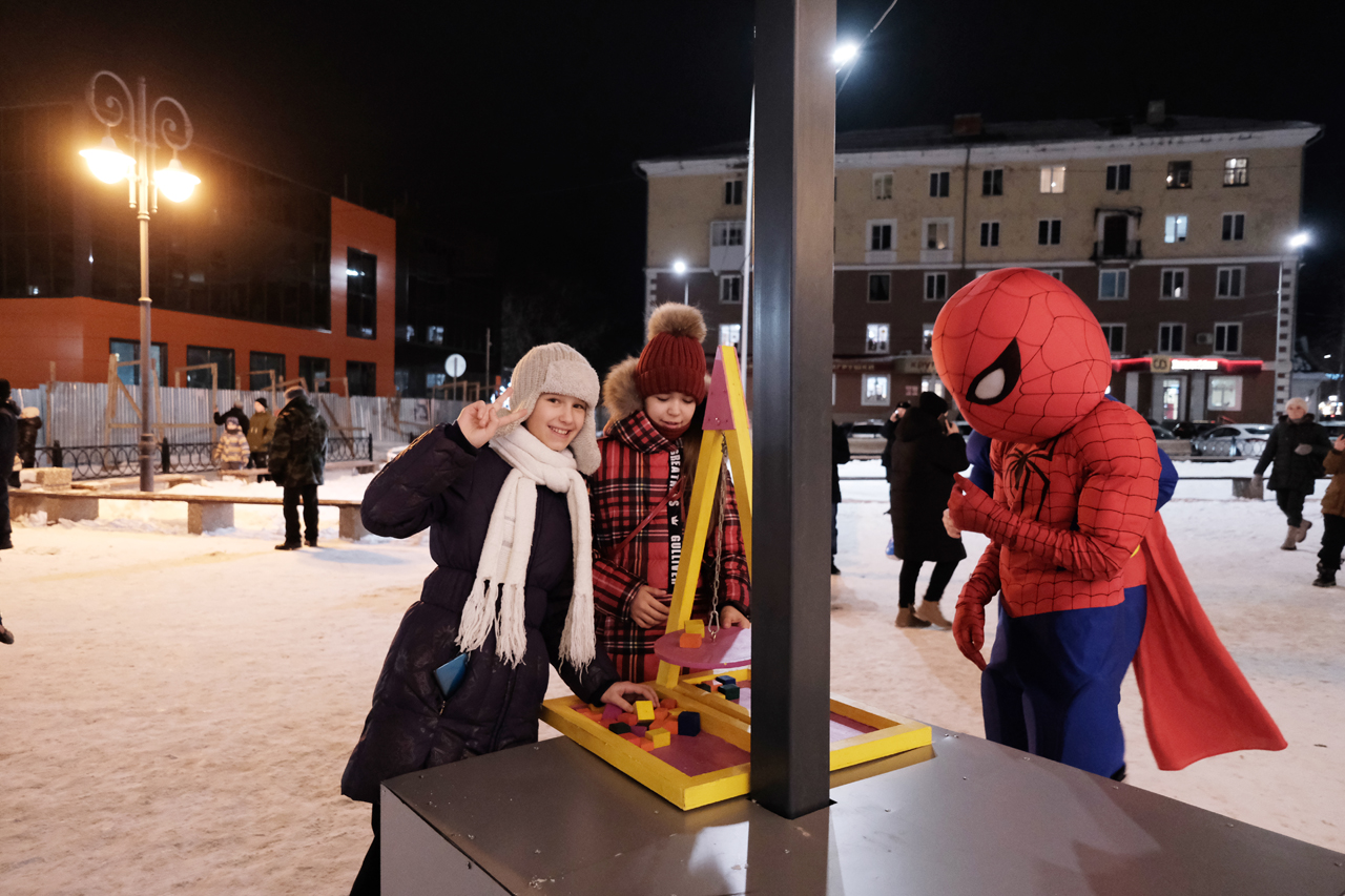 Новогодний городок на площади Победы в Ревде открыли со второго раза |  27.12.2022 | Ревда - БезФормата