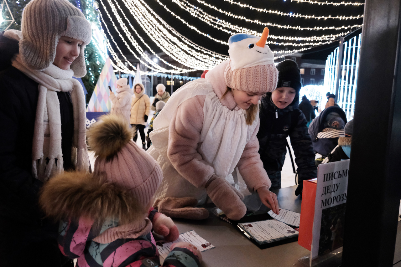 Новогодний городок на площади Победы в Ревде открыли со второго раза |  27.12.2022 | Ревда - БезФормата