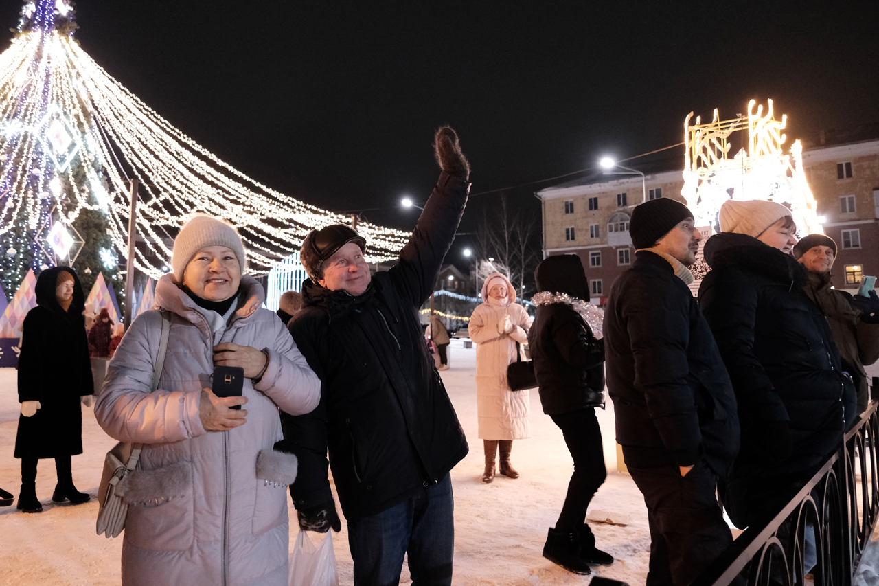 Новогодний городок на площади Победы в Ревде открыли со второго раза |  27.12.2022 | Ревда - БезФормата