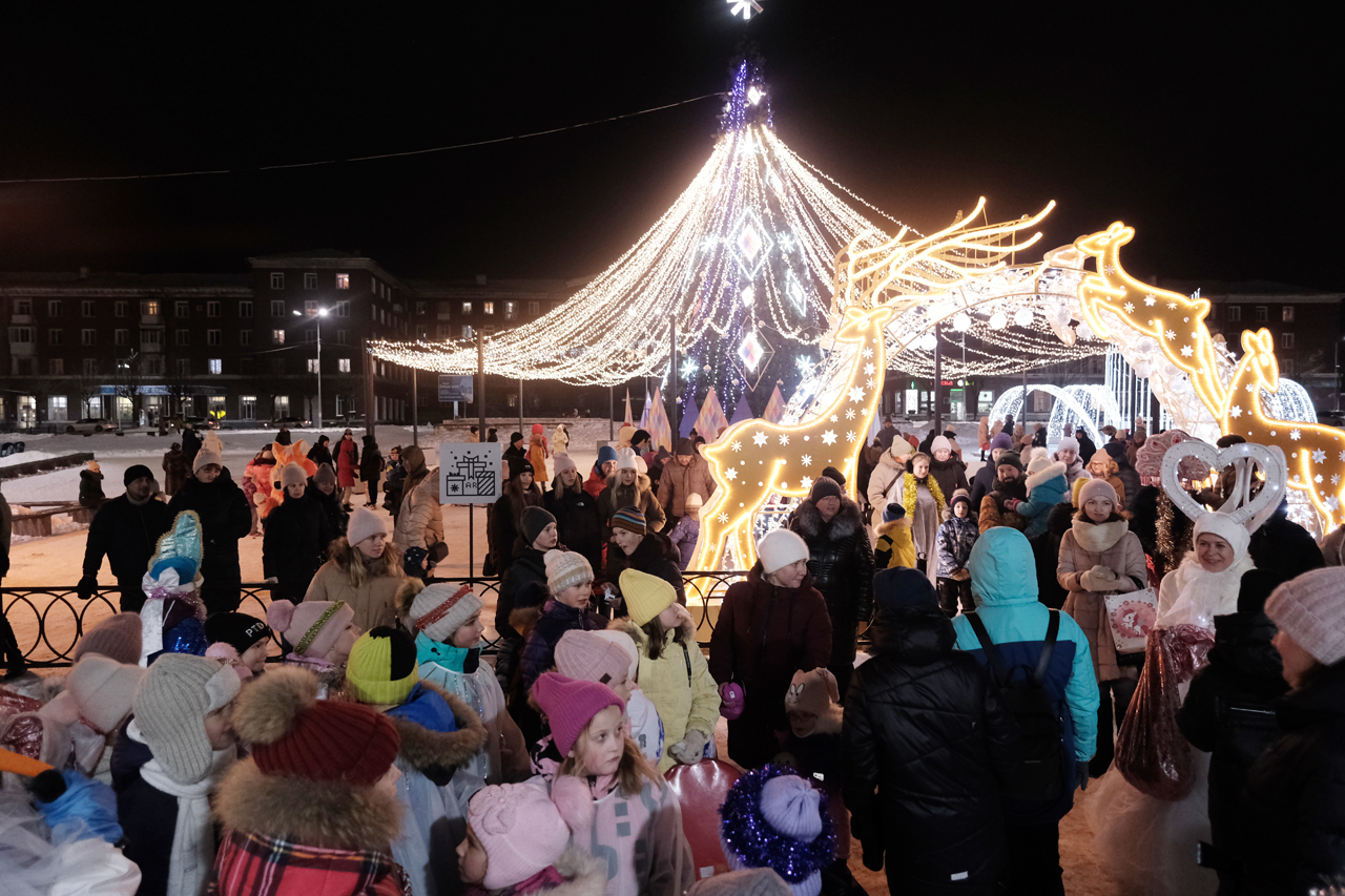 Новогодний городок на площади Победы в Ревде открыли со второго раза |  27.12.2022 | Ревда - БезФормата