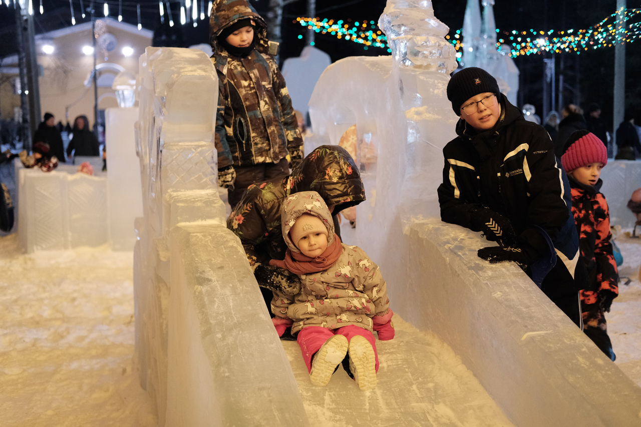 В Ревде открыли один новогодний городок вместо двух. Второй не достроили |  23.12.2022 | Ревда - БезФормата