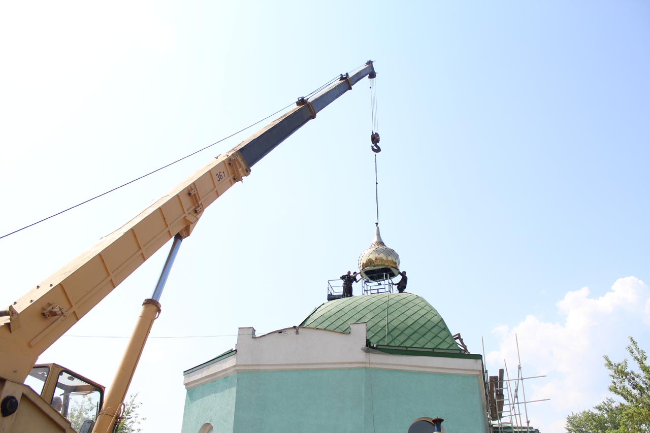 На Свято-Троицкой церкви установили купола и кресты. Правда ли они из  золота? — Ревда-инфо.ру