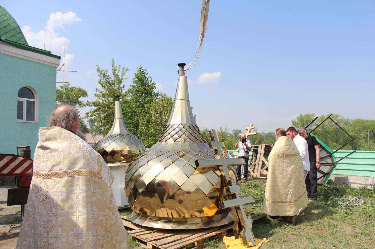 Возведение куполов на Церковь