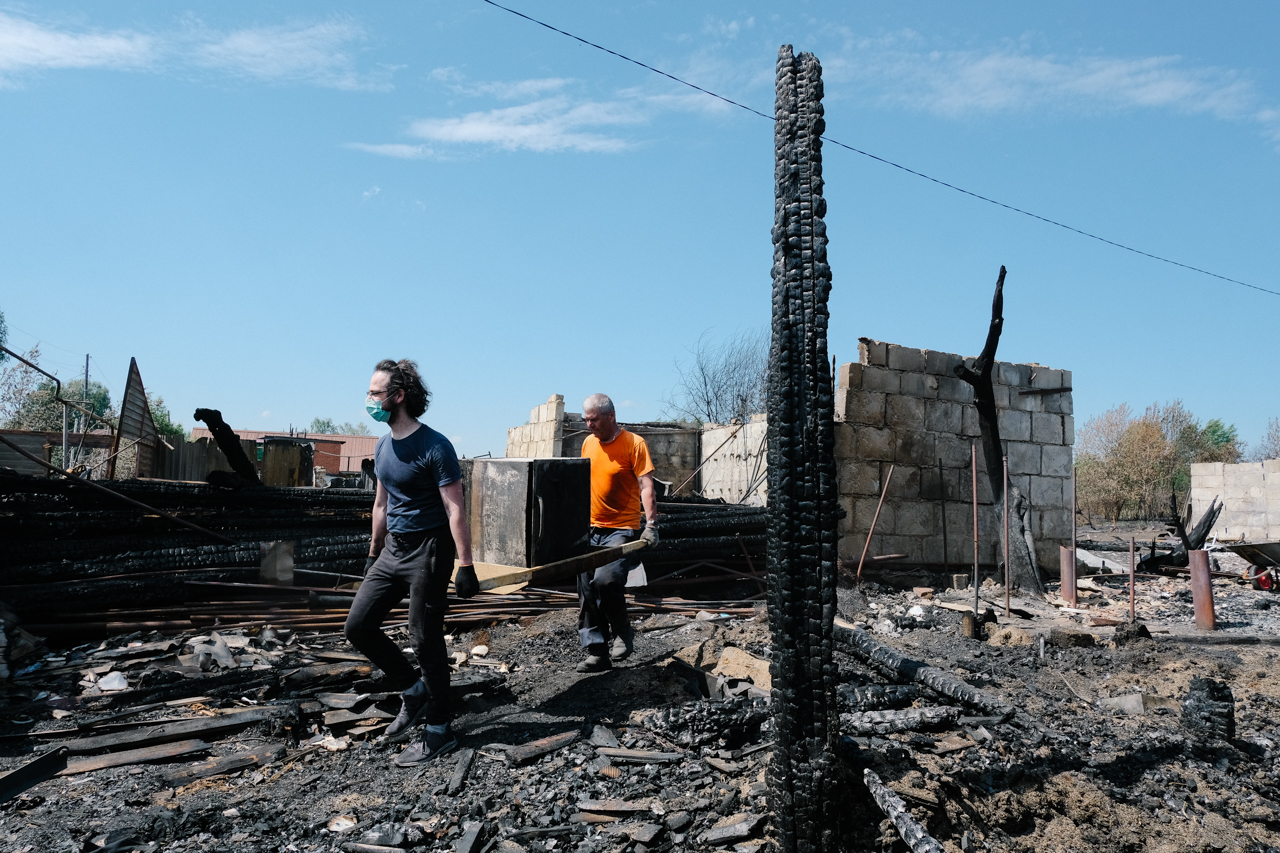 Хозяева сгоревших домов на Ильича начали разбирать то, что осталось после  пожара — Ревда-инфо.ру