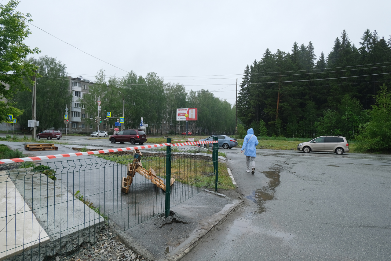 ТЦ «Камео» в Ревде огородят. А пока перекрыли привычный людям тротуар —  Ревда-инфо.ру