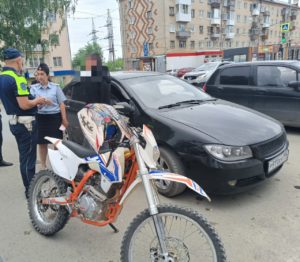 Парень отсосал в авто