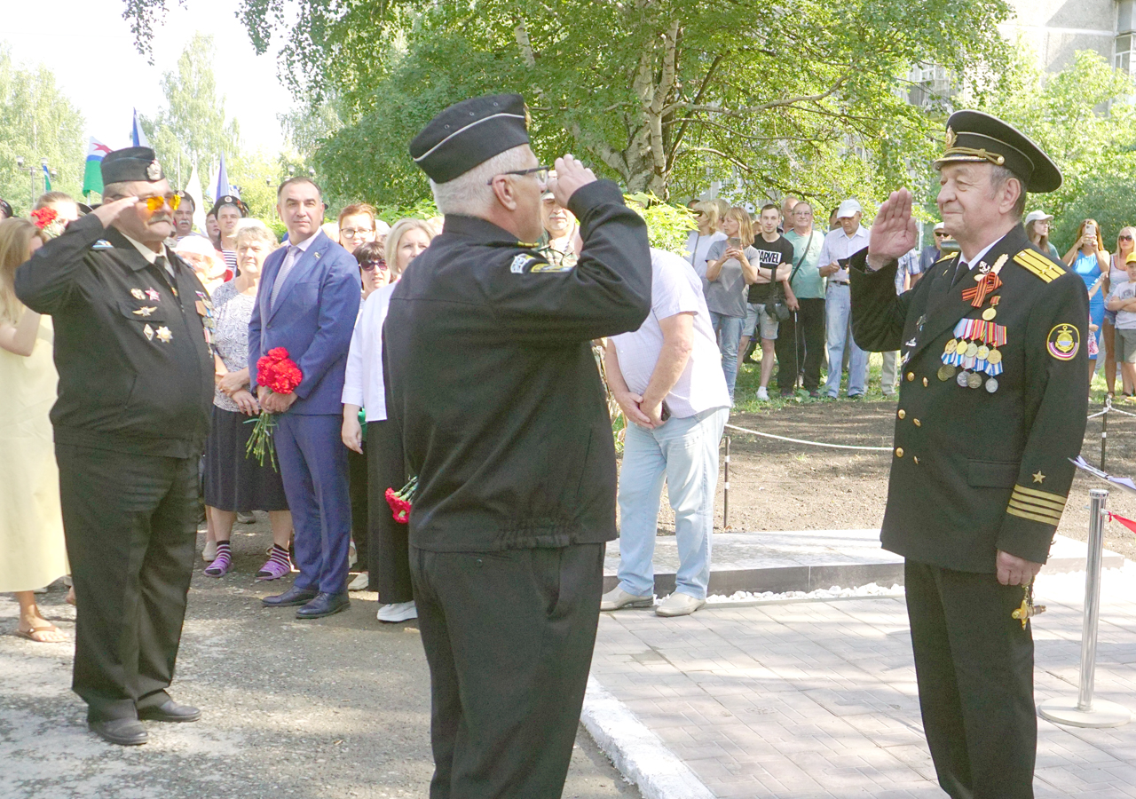 Моряки Ревды впервые отметили День ВМФ у своего мемориала. А еще — открыли  маяк у пруда | 01.08.2023 | Ревда - БезФормата