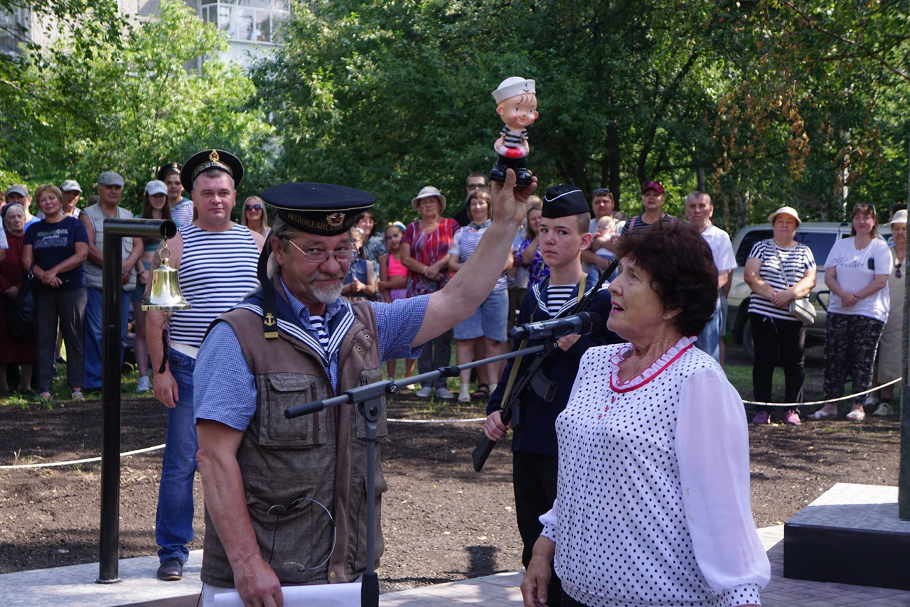 Моряки Ревды впервые отметили День ВМФ у своего мемориала. А еще — открыли  маяк у пруда | 01.08.2023 | Ревда - БезФормата