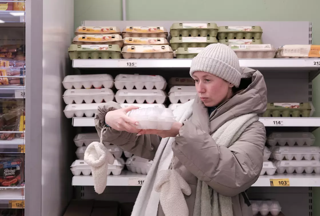 В магазинах Екатеринбурга начали ограничивать продажу яиц в одни руки .