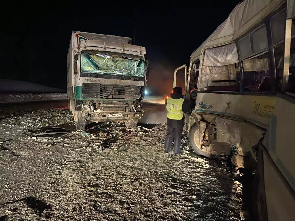 На пермской трассе разбился автобус со строителями мостов. Один человек погиб