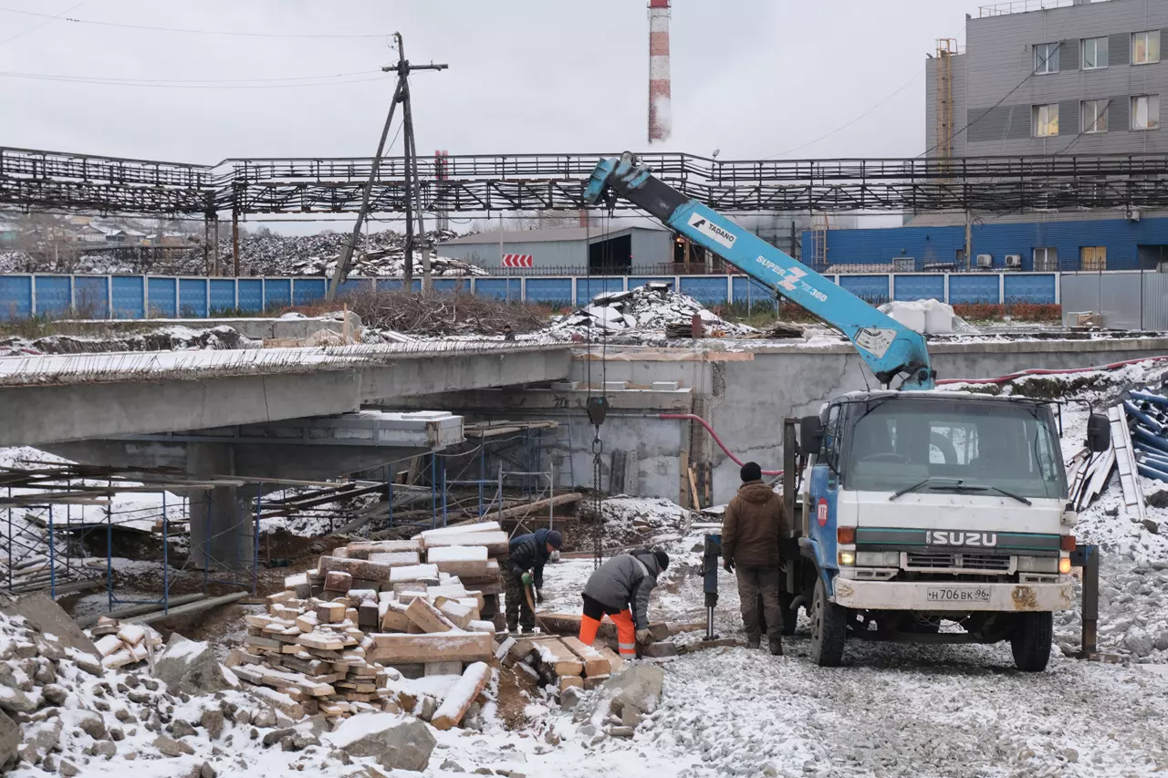 Бывший подрядчик ремонта Шараминского моста подал в суд на УГХ. Стройка встала