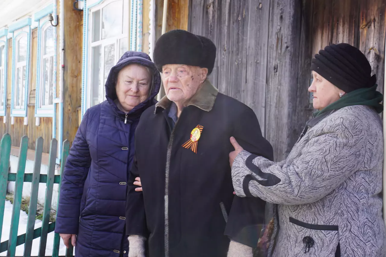 Спасибо, что нас не забываете». Ревдинских ветеранов на дому поздравили с  Днем Победы — Ревда-инфо.ру