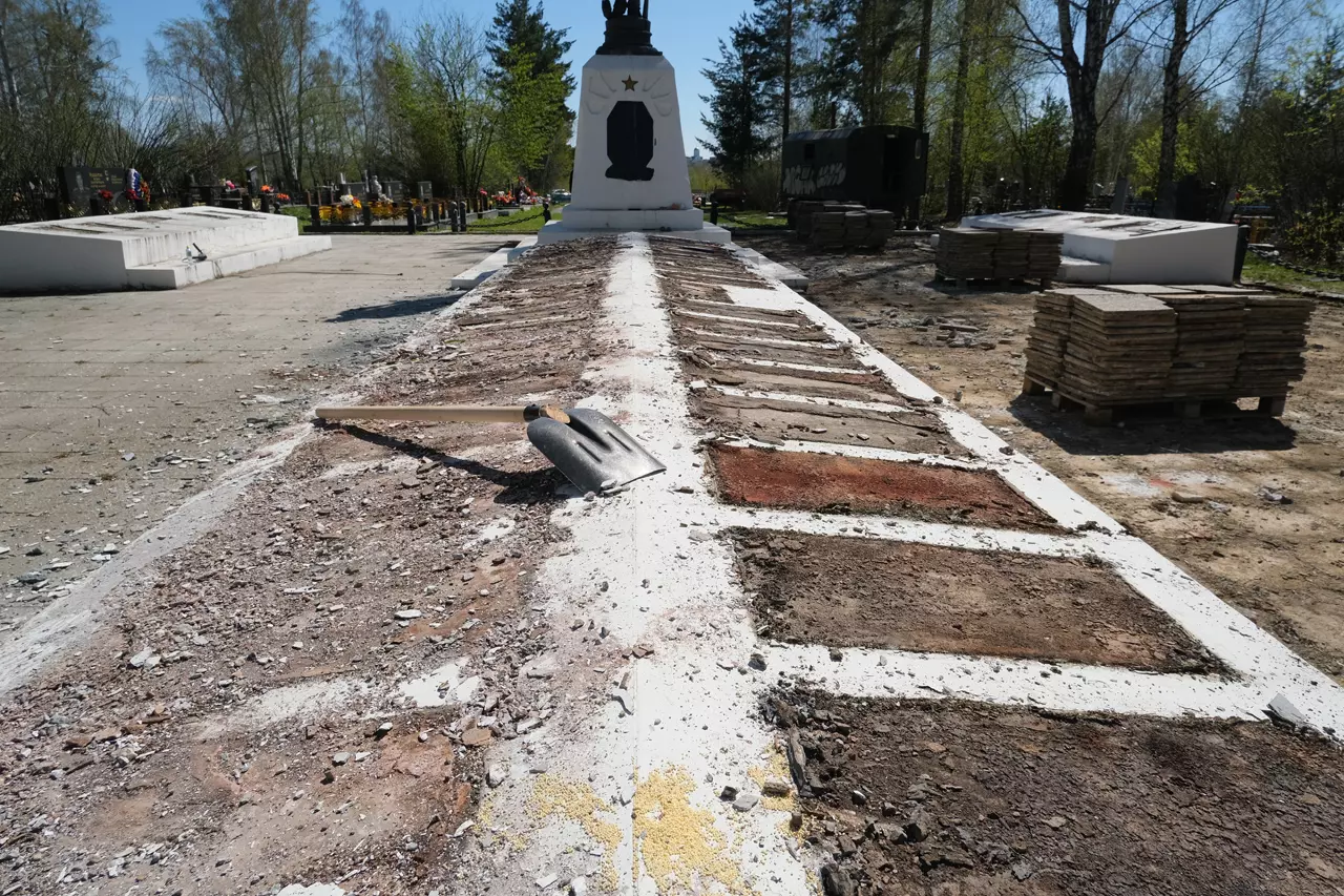 Началась реконструкция Мемориала Славы на ревдинском кладбище. Что там поменяют?