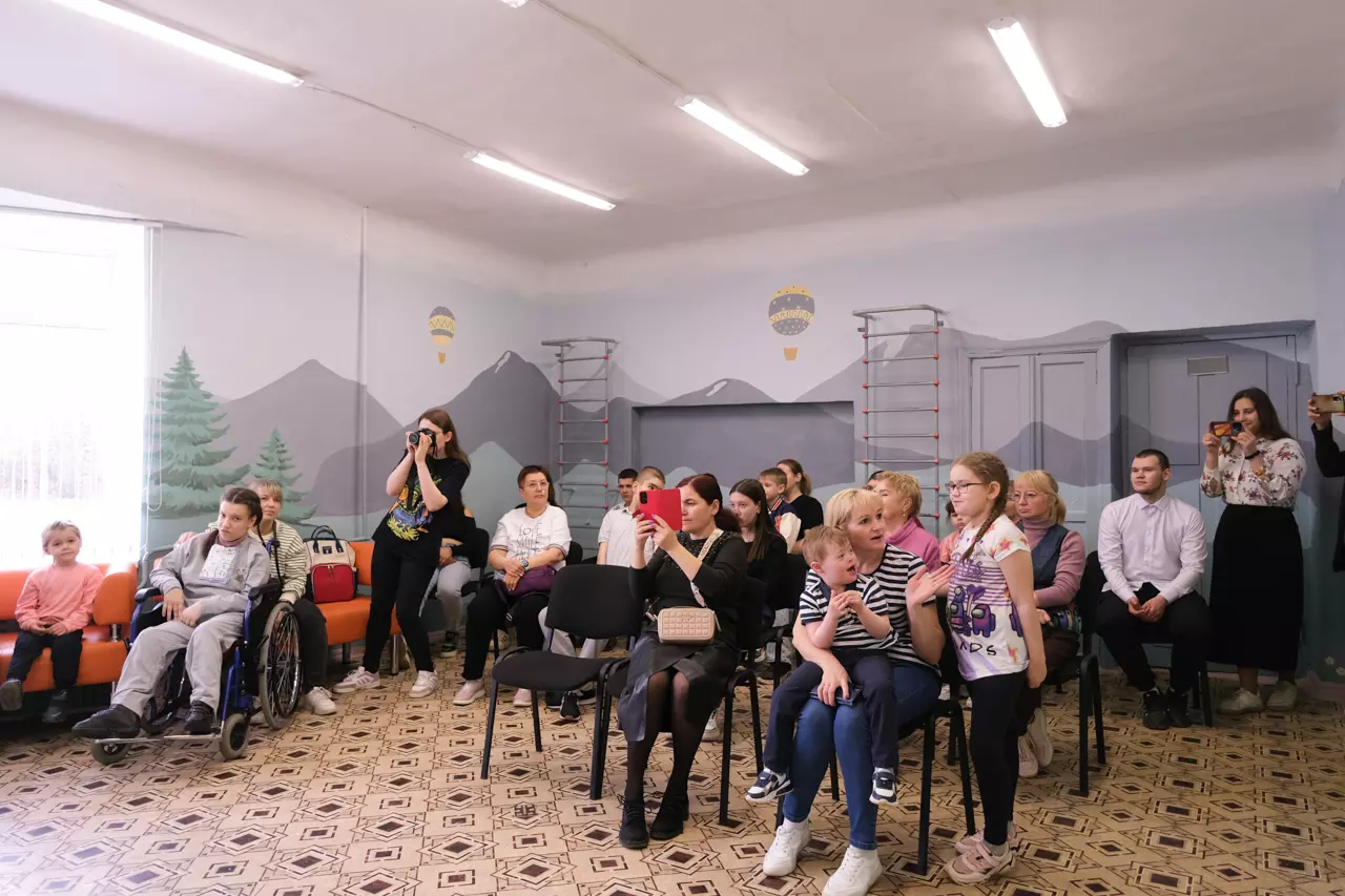 На Кирзаводе открыли обновленный физкультурный зал для детей с особенностями развития