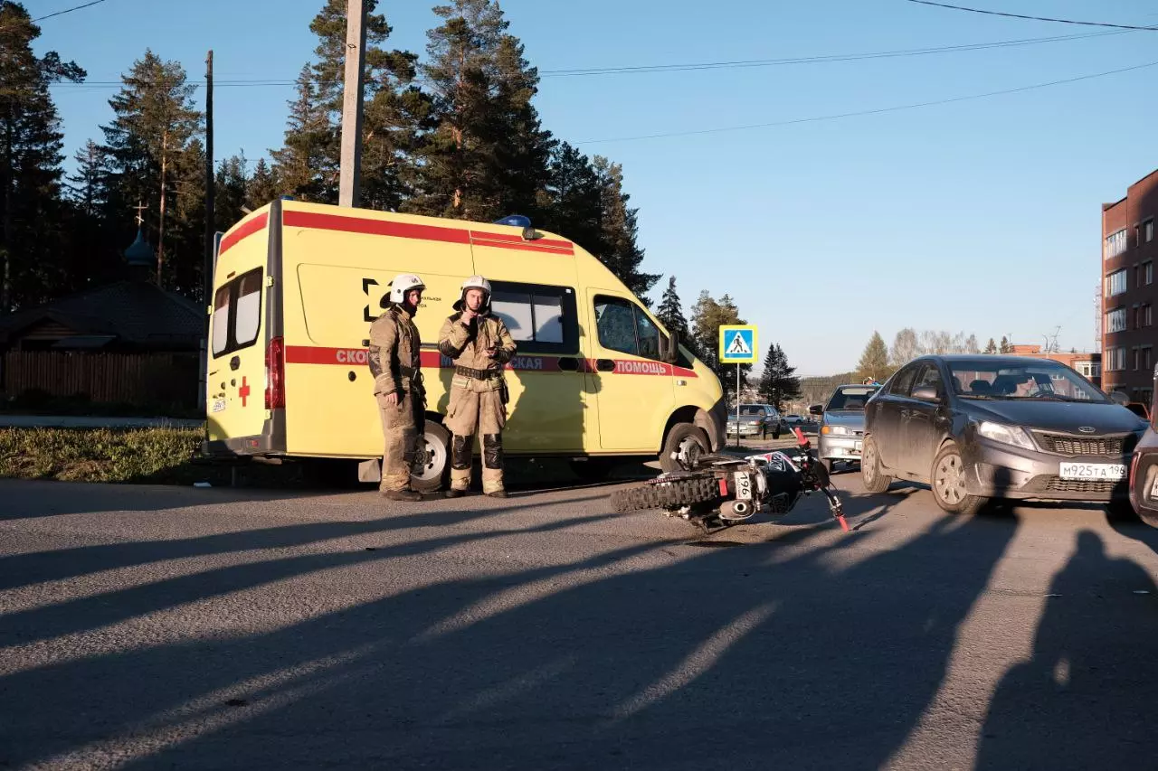 В Ревде двух подростков на мотоцикле сбила машина
