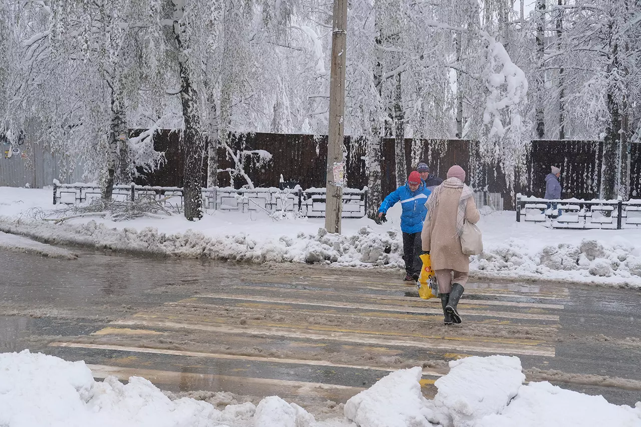 В Ревде Свердловской области из-за снегопада пропало электричество. Его нет почти сутки