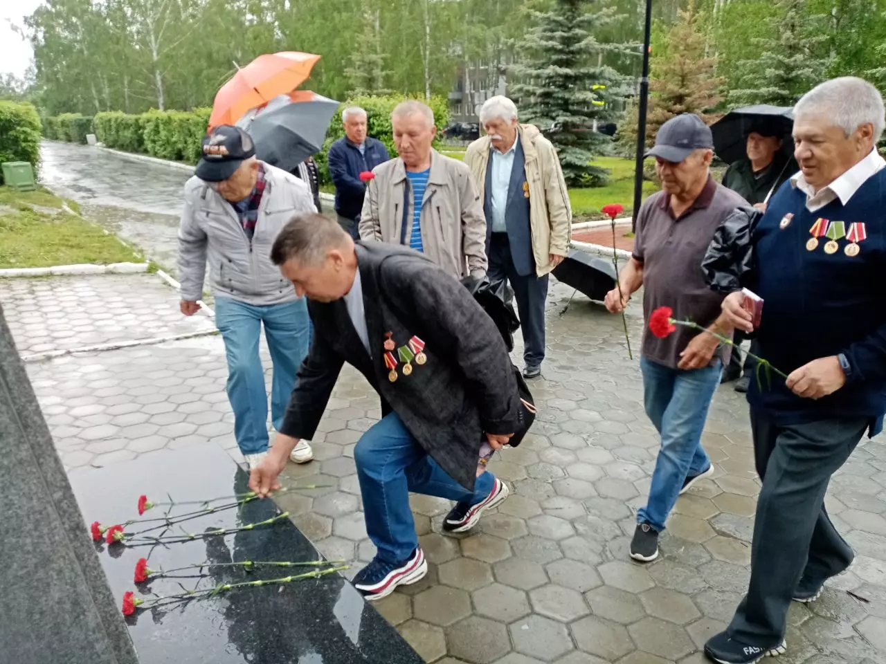 В честь создания ГСВГ ветераны возложили цветы к памятнику  воинам-интернационалистам. Без речей и песен — Ревда-инфо.ру