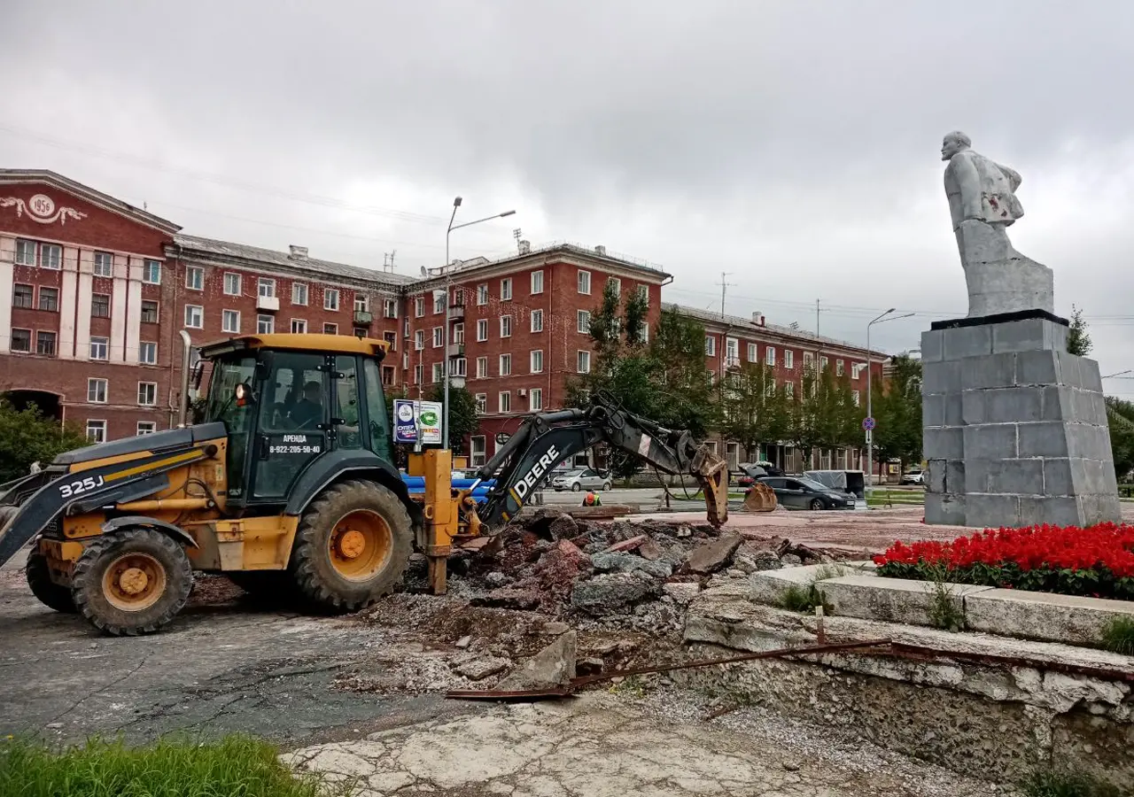 В Ревде начали разбирать постамент памятника Ленину. Это — реконструкция