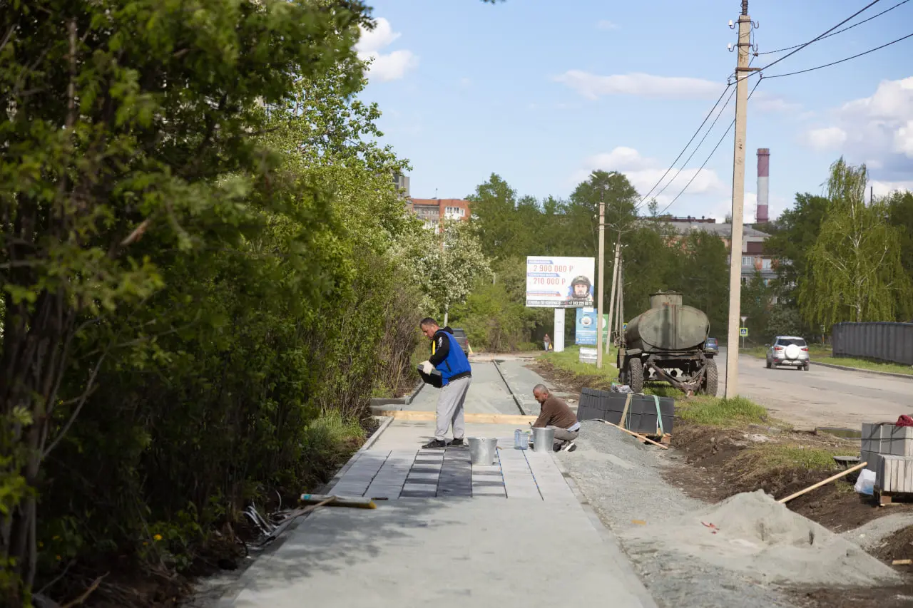 Одновременно на Чехова у почты (от П.Зыкина до Почтовой) начали перекладывать тротуар. Это — часть работ по благоустройству в рамках программы "Формирование комфортной городской среды". photo_2025-05-25_21-10-56