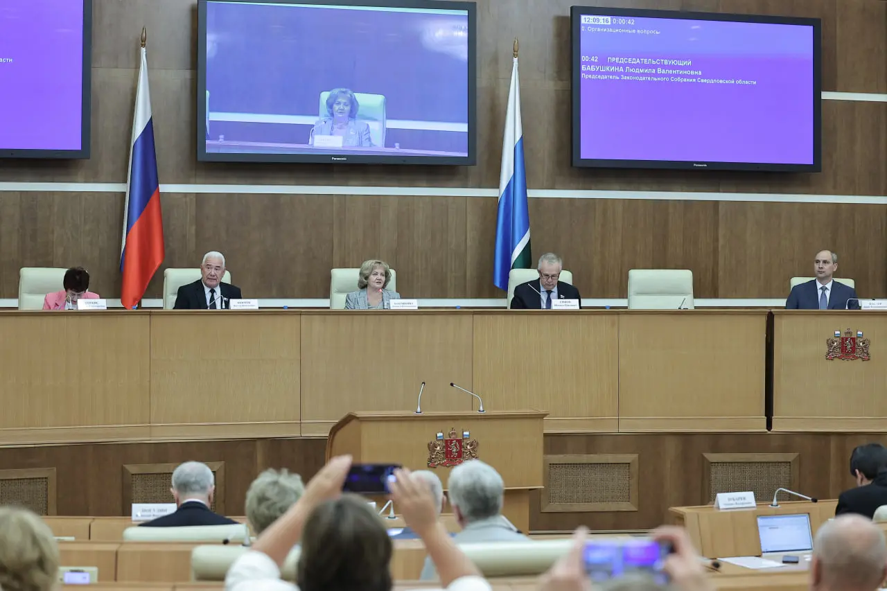 «Президент России инициировал национальный проект «Семья». Он предусматривает большой комплекс мероприятий. Речь идет о поддержке старшего поколения, о новых мерах соцподдержки в сфере материнства и детства, об активной работе с учреждениями культуры по организации семейного досуга, о решении задач по многим другим направлениям. Необходимо, чтобы все эти проекты заработали по всей стране, в том числе, и на территории Свердловской области», — отметила Людмила Бабушкина, председатель Заксобрания Свердловской области. Фото/ департамент информполитики Заксобрания СО photo_2025-07-22_13-49-01
